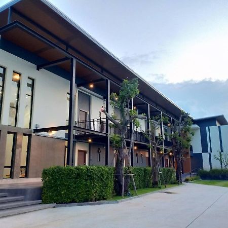 Hotel De Vine House Roi Et Esterno foto